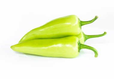 Beyaz arka planda yeşil biber, çiğ gıda içeriği konsepti