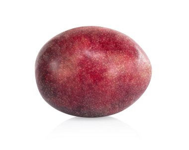 Beyaz arka planda izole edilmiş tutku meyvesi, sağlıklı kavram meyvesi.