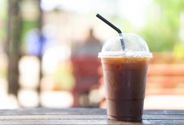 Gros plan verre de glace americano café sur table en bois, mise au point sélective — Photo