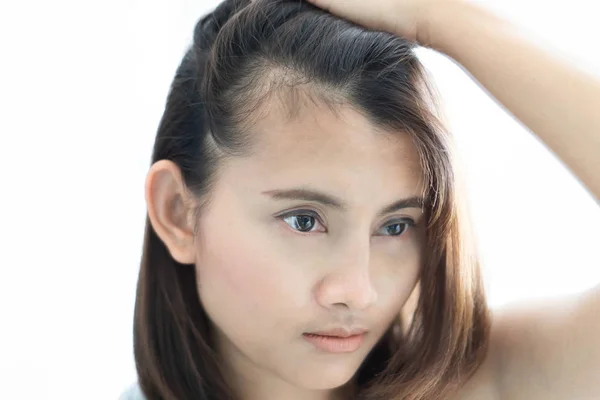 Frau sucht Reflexion im Spiegel ernstes Haarausfall-Problem für Gesundheitsshampoo und Beauty-Produktkonzept — Stockfoto