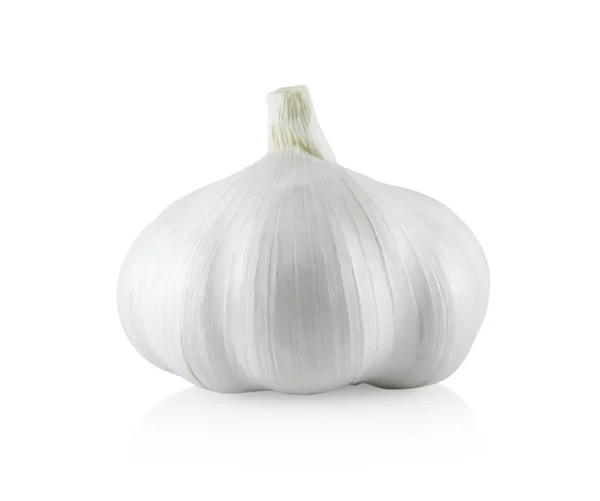 Raw garlic isolated on white background — Stock Photo, Image