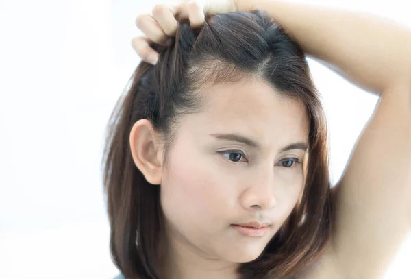 Nainen etsii peilistä vakava hiustenlähtö ongelma terveydenhuollon shampoo ja kauneus tuotteen käsite — kuvapankkivalokuva