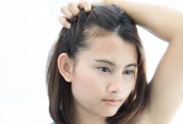 Femme regardant réflexion dans le miroir grave problème de perte de cheveux pour le shampooing de soins de santé et concept de produit de beauté — Photo