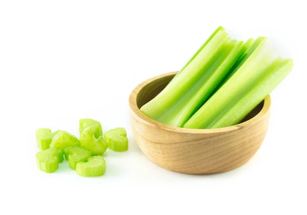 Čerstvá celer zelenina v nádobě na dřevo a nakrájená na bílém pozadí, potraviny pro zdraví — Stock fotografie