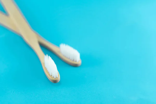 Cepillo de dientes de madera sobre fondo azul, enfoque selectivo — Foto de Stock