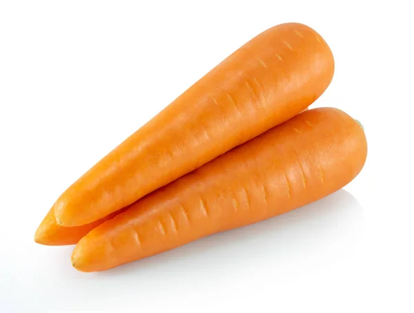 Carota fresca isolata su sfondo bianco, bevanda alimentare sana — Foto Stock