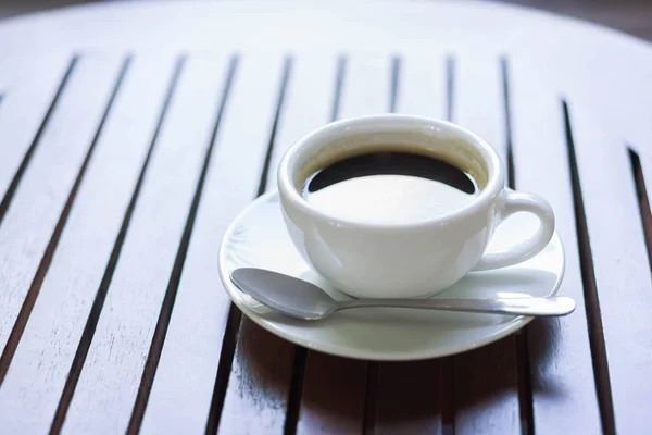 Nahaufnahme Glas heißen Amerikanischen Kaffee auf Holztisch, selektiver Fokus, Vintage-Ton — Stockfoto