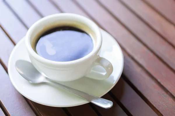 Nahaufnahme Glas heißen Amerikanischen Kaffee auf Holztisch, selektiver Fokus, Vintage-Ton — Stockfoto