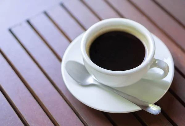 Nahaufnahme Glas heißen Amerikanischen Kaffee auf Holztisch, selektiver Fokus, Vintage-Ton — Stockfoto