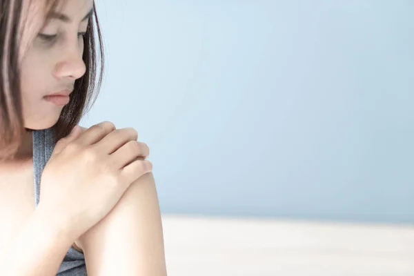 Closeup woman hand holding shoulder with pain on white background — Stock Photo, Image