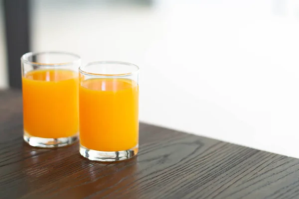 Closeup orange juice on wood table, drink for healthy concept, selective focus — Stock Photo, Image