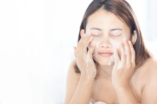 Close up Frau Blick Reflexion im Spiegel zum Waschen des Gesichts mit Schaum im Badezimmer, Gesundheitswesen und Schönheitskonzept — Stockfoto