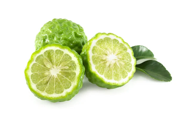 Verse bergamot fruit Slice met groen blad geïsoleerd op witte achtergrond, kruid en medische — Stockfoto