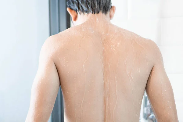 Nahaufnahme gutaussehender asiatischer Mann unter der Dusche im Badezimmer, selektiver Fokus — Stockfoto