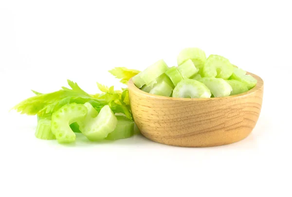 Apio fresco vegetal en cuenco de madera y rebanado aislado sobre fondo blanco, alimento para la salud —  Fotos de Stock