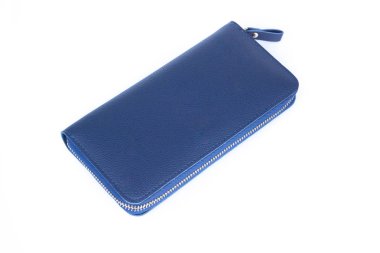 Beyaz arka plan üzerinde closeup modern mavi kadın cüzdan moda