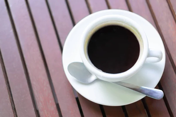 Nahaufnahme Glas heißen Amerikanischen Kaffee auf Holztisch, selektiver Fokus, Vintage-Ton — Stockfoto