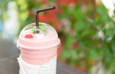 Yeşil doğa arka plan, seçici odak ile Closeup çilek yüzlü