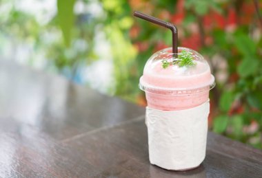 Yeşil doğa arka plan, seçici odak ile Closeup çilek yüzlü