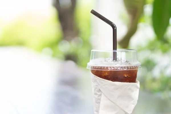 Zamknij szklankę lodowej kawy americano na drewnianym stole, selektywne skupienie — Zdjęcie stockowe