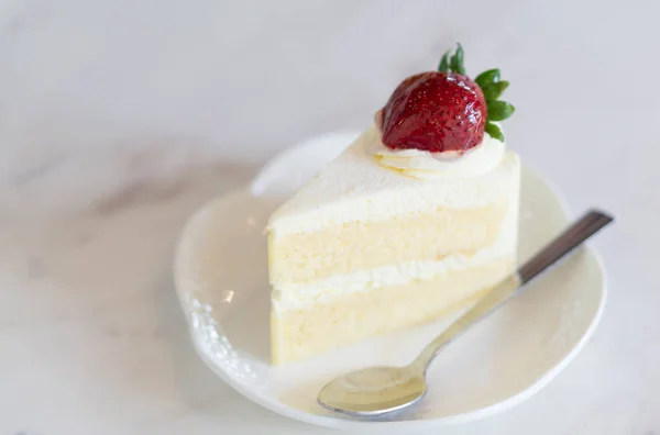 Крупним планом Молочний торт смачний на фоні скляного столу, селективний фокус — стокове фото