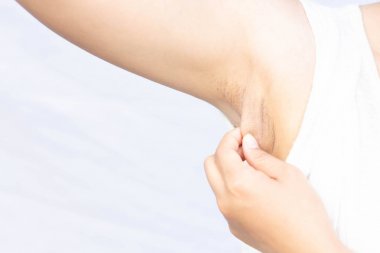 Cilt bakımı ve güzellik konsepti için beyaz arka planda siyah koltukaltı sorunu