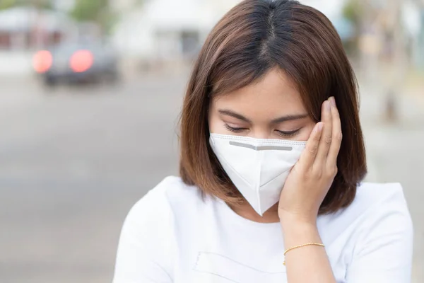 Closeup woman wearing face mask for protect air polution, health care and medical concept — Stock Photo, Image