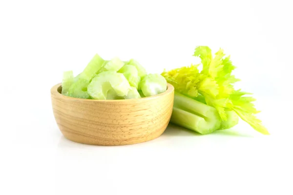 Légumes de céleri frais dans un bol en bois et tranchés isolés sur fond blanc, nourriture pour la santé — Photo