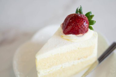 Yakın plan sütlü kek cam masa arkasında lezzetli, seçici odak