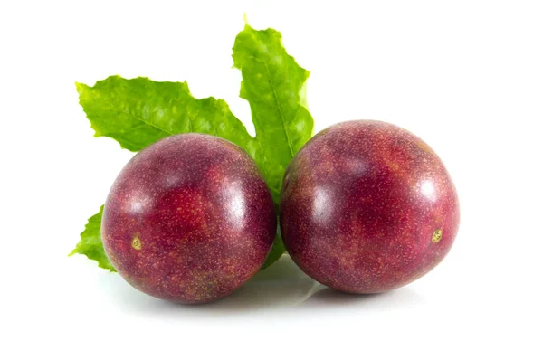 Fruta de la pasión fresca aislada sobre fondo blanco, concepto saludable de alimentos —  Fotos de Stock