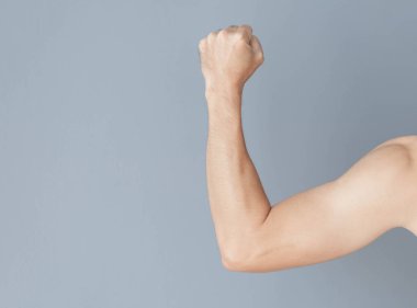 Gri arka plan, sağlık ve tıbbi kavramı ile arka kol adam