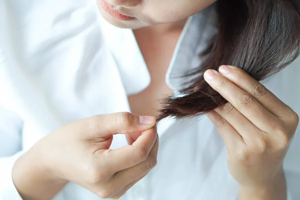 Закрыть руки женщины держа проблему выпадения волос для ухода за шампунем и концепция косметики — стоковое фото