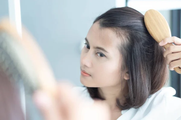 Vrouw op zoek naar reflectie in de spiegel ernstige haaruitval probleem voor de gezondheidszorg shampoo en schoonheid productconcept — Stockfoto