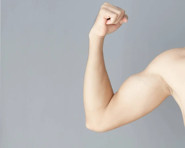회색 배경, 건강 관리 및 의료 개념에 근육남자 팔 — 스톡 사진