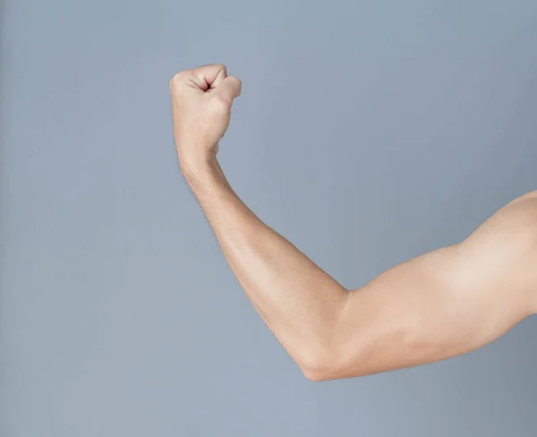 Homem do músculo do braço traseiro com fundo cinza, cuidados de saúde e conceito médico — Fotografia de Stock
