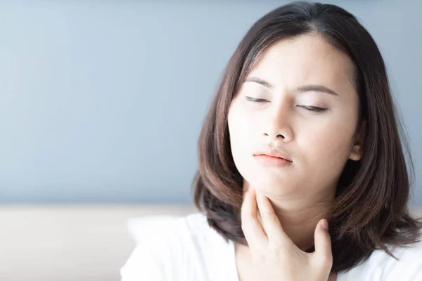 Halskranke Frau, Gesundheitsversorgung und medizinisches Konzept — Stockfoto