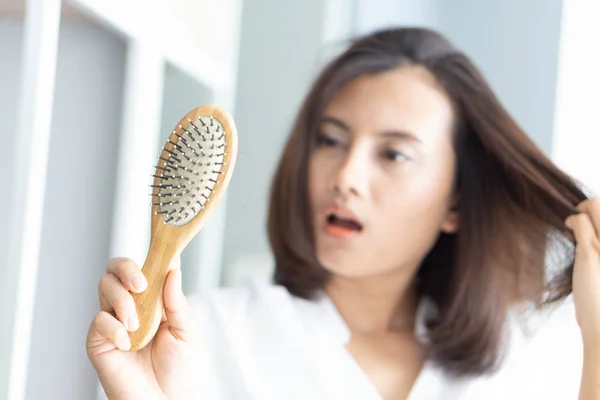 Mulher mão segurando pente com grave problema de perda de cabelo para cuidados de saúde shampoo e conceito de produto de beleza, foco seletivo — Fotografia de Stock
