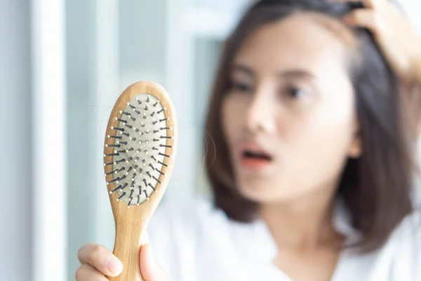 Mulher mão segurando pente com grave problema de perda de cabelo para cuidados de saúde shampoo e conceito de produto de beleza, foco seletivo — Fotografia de Stock