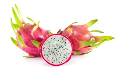 Beyaz arka planda izole edilmiş taze ejderha meyveleri, sağlıklı yiyecekler.