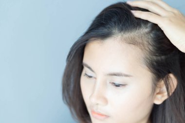 Kadın sağlık şampuan ve güzellik ürün kavramı için ayna ciddi saç dökülmesi sorunu yansıma görünümlü