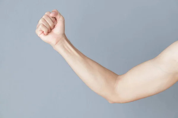 Hombre musculoso del brazo posterior con fondo gris, cuidado de la salud y concepto médico — Foto de Stock