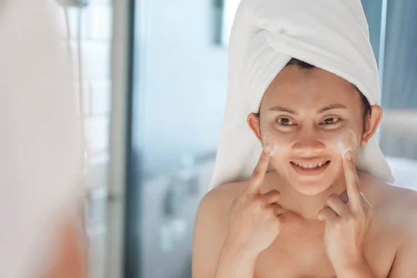 Nahaufnahme einer Frau auf der Suche nach dem Gesicht im Spiegel mit einem Lächeln nach dem Bad, Gesundheit und Schönheit — Stockfoto