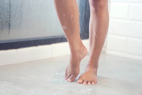 Nahaufnahme von Frauenbeinen mit Duschen im Badezimmer, Gesundheitsfürsorge und Schönheit — Stockfoto