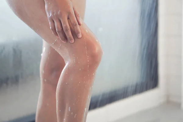 Primer plano piernas de mujer con tomar una ducha en el baño, cuidado de la salud y la belleza —  Fotos de Stock