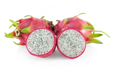 Beyaz arka planda izole edilmiş taze ejderha meyveleri, sağlıklı yiyecekler.