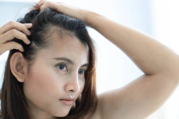 Mulher olhando reflexão no espelho grave problema de perda de cabelo para shampoo cuidados de saúde e conceito de produto de beleza — Fotografia de Stock