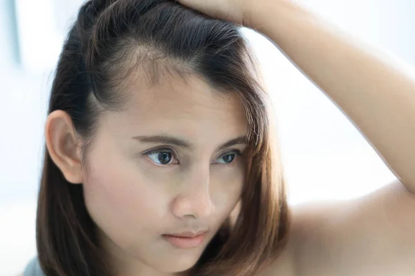 Mujer mirando reflejo en el espejo grave problema de pérdida de cabello para el cuidado de la salud champú y concepto de producto de belleza —  Fotos de Stock