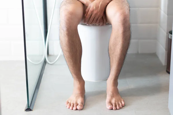 Close-up man zittend op toilet in de ochtend, selectieve focus — Stockfoto