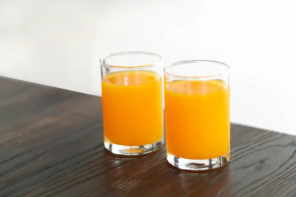 Szoros narancslé a fa asztalon, ital az egészséges koncepcióért, szelektív fókusz — Stock Fotó