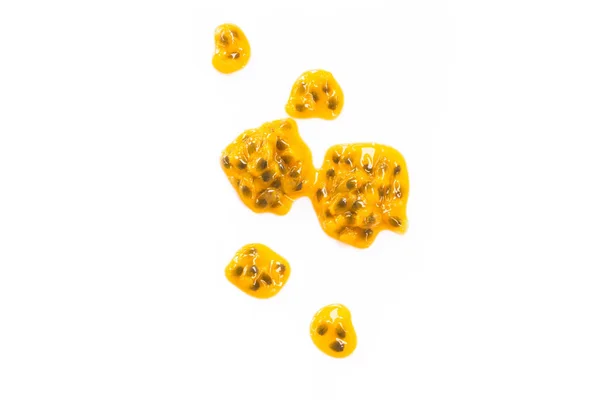 Closeup vista superior semente de maracujá no fundo branco, frutas para um conceito saudável — Fotografia de Stock